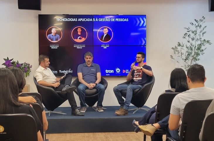 Painel com Geovany Paulino da Pontua falando sobre tecnologias em gestão de RH e DP em Goiânia